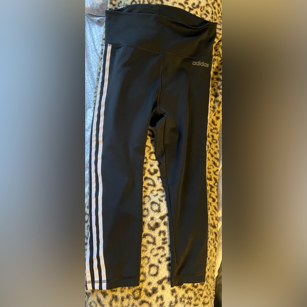 Great condition Adidas Capri workout leggings. Medium